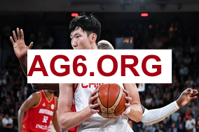 一场伤俩！布克右脚踝严重扭伤 被队友搀扶回了更衣室！